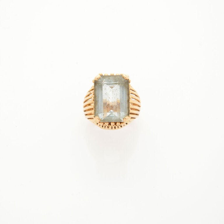 BAGUE en fil d'or jaune (750‰) serti d'une aigue-marine rectangulaire taillée à…