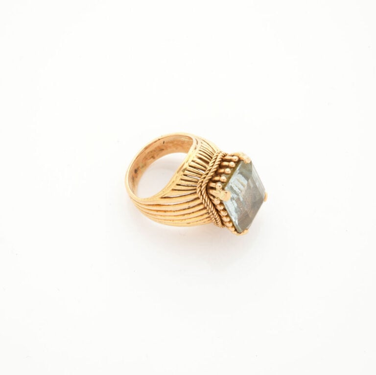 BAGUE en fil d'or jaune (750‰) serti d'une aigue-marine rectangulaire taillée à…