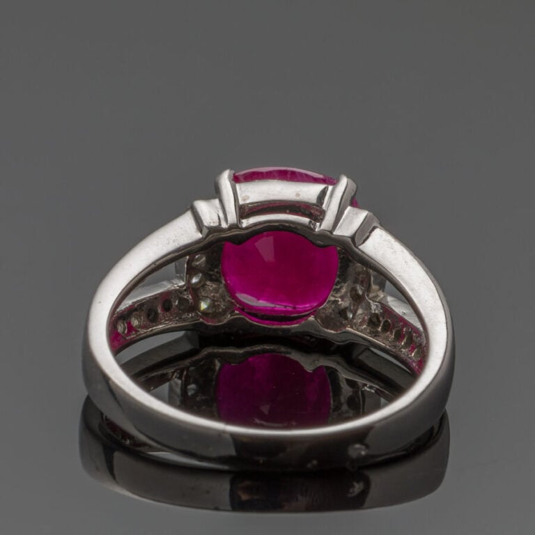 BAGUE en or gris (750‰) ajouré, serti d'un rubis BIRMAN, pesant 4.21 carats, de…