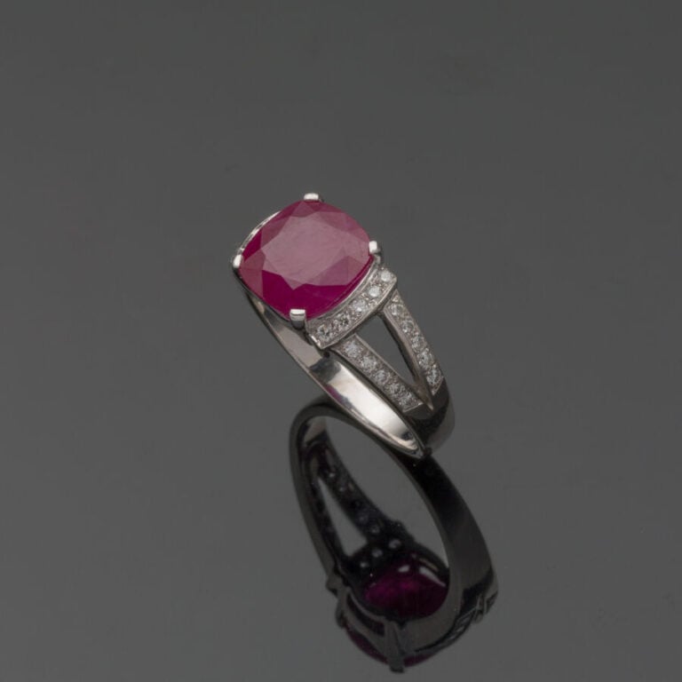 BAGUE en or gris (750‰) ajouré, serti d'un rubis BIRMAN, pesant 4.21 carats, de…