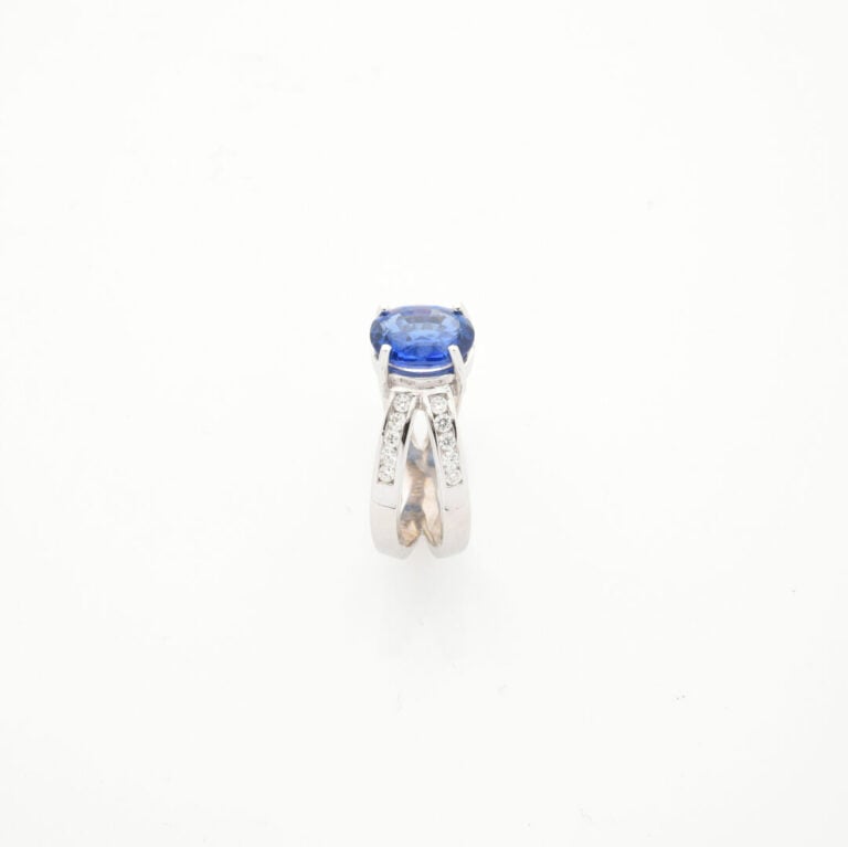 BAGUE en or gris (750‰) ajouré, serti d'un saphir ovale pesant 2,34 cts, épaulé…