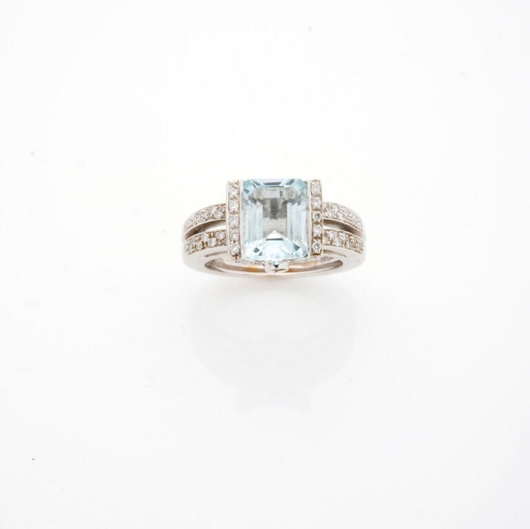 BAGUE en or gris (750‰) ajouré, serti d'une aigue-marine rectangulaire taillée…