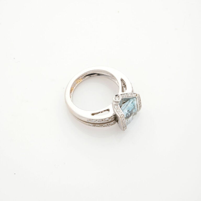 BAGUE en or gris (750‰) ajouré, serti d'une aigue-marine rectangulaire taillée…