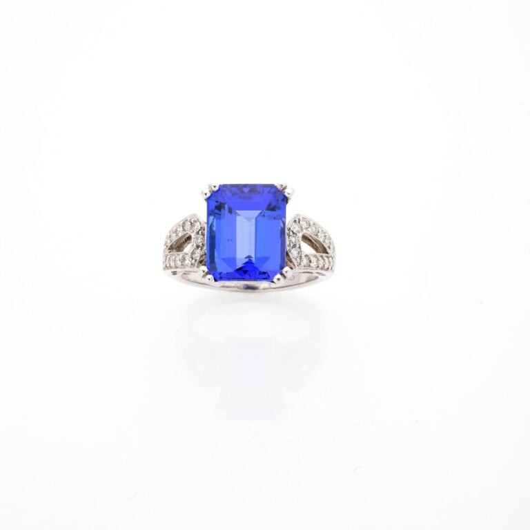 BAGUE en or gris (750‰) ajouré, serti d'une tanzanite rectangulaire taillée à d…