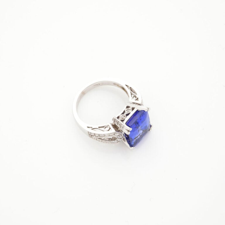 BAGUE en or gris (750‰) ajouré, serti d'une tanzanite rectangulaire taillée à d…