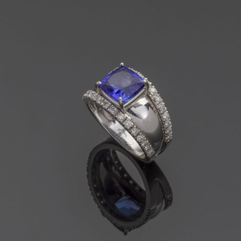 BAGUE en or gris (750‰) centré d'une tanzanite carrée pesant 2,99 carats soulig…