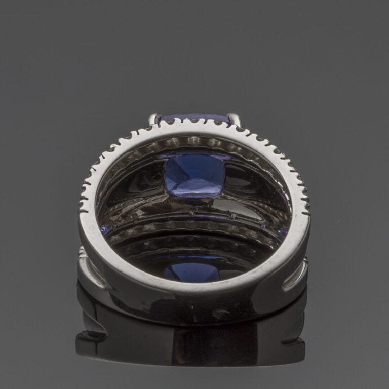 BAGUE en or gris (750‰) centré d'une tanzanite carrée pesant 2,99 carats soulig…