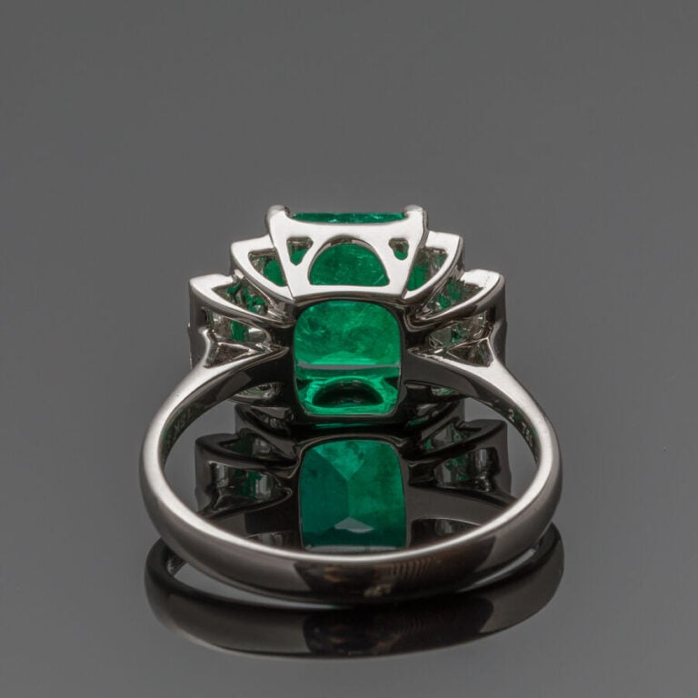 BAGUE en or gris (750‰) centrée d'une émeraude de COLOMBIE taillée à degrés, ép…