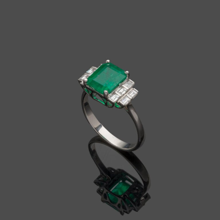 BAGUE en or gris (750‰) centrée d'une émeraude de COLOMBIE taillée à degrés, ép…