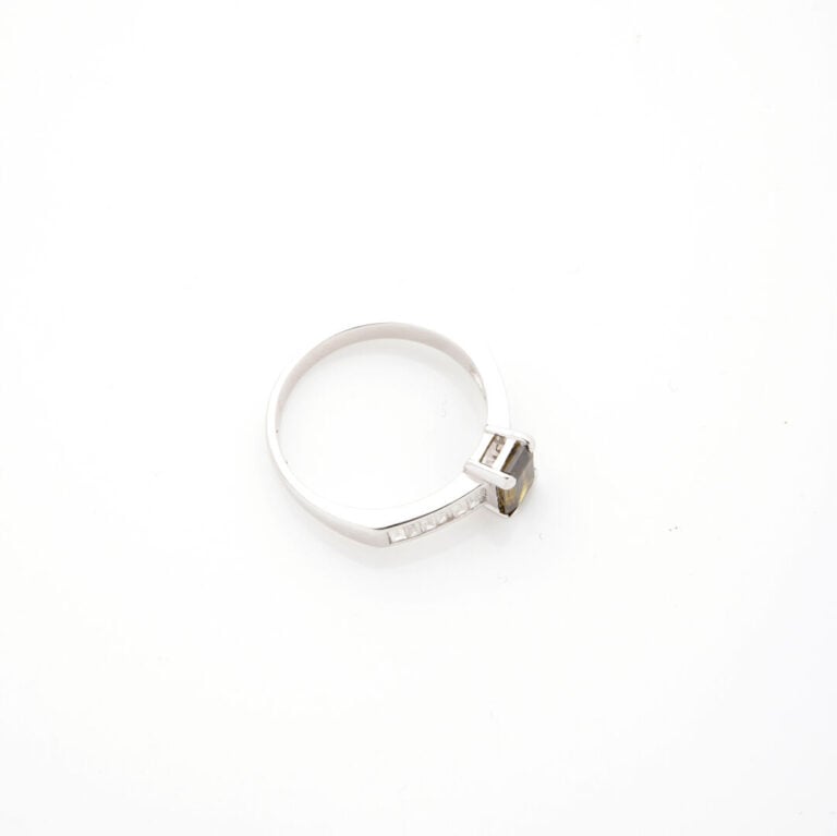 BAGUE en or gris (750‰) serti d'un diamant Fancy Deep Grayish Green pesant 1,01…