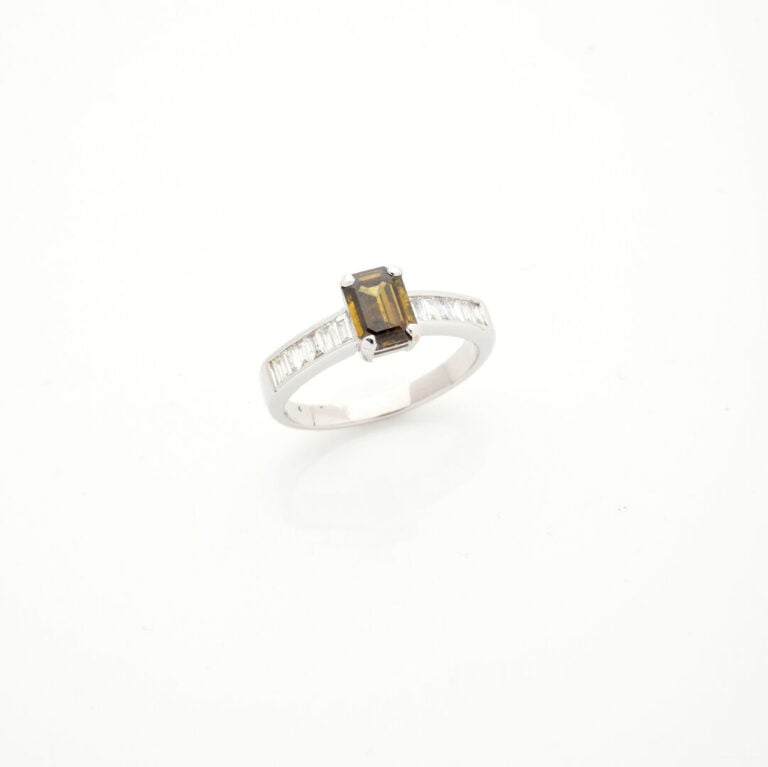 BAGUE en or gris (750‰) serti d'un diamant Fancy Deep Grayish Green pesant 1,01…
