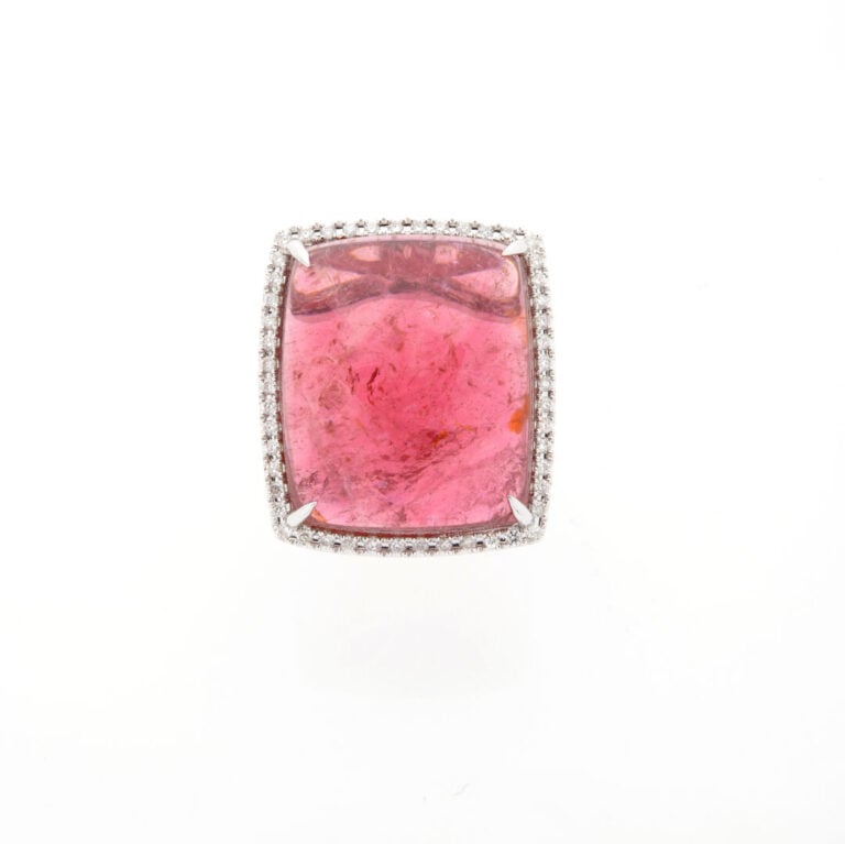 BAGUE en or gris (750‰) serti d'un important cabochon de rubellite (tourmaline…