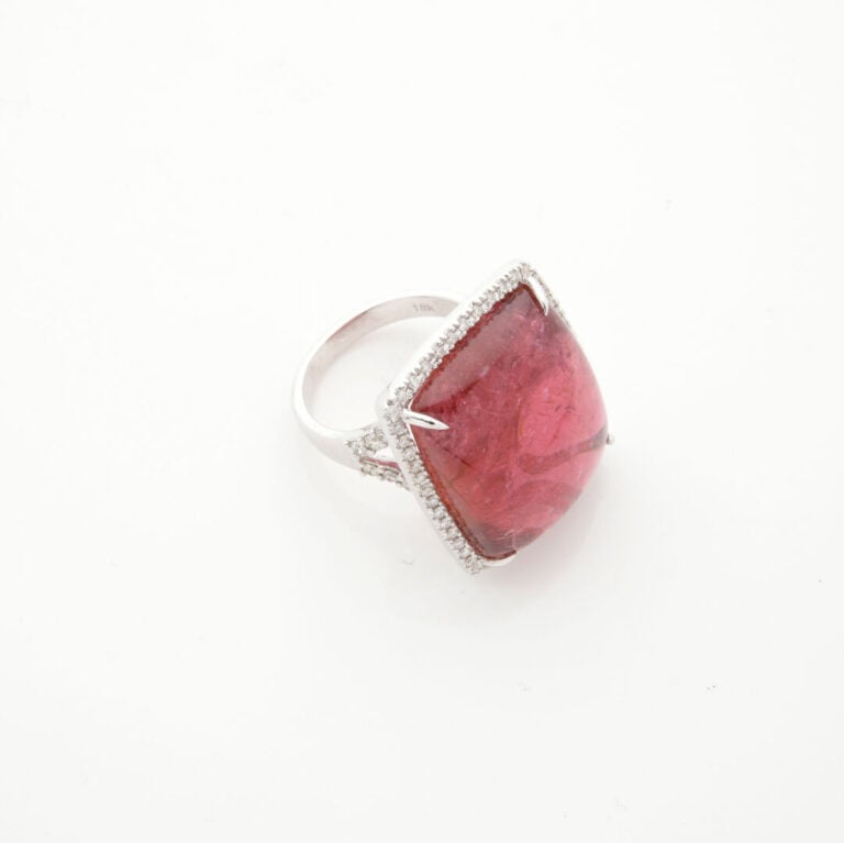BAGUE en or gris (750‰) serti d'un important cabochon de rubellite (tourmaline…