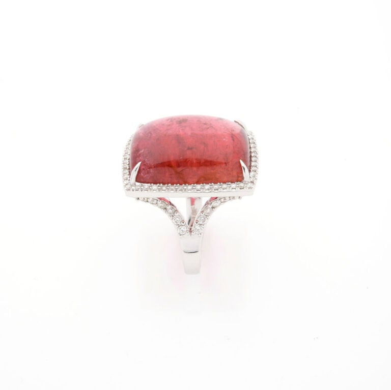 BAGUE en or gris (750‰) serti d'un important cabochon de rubellite (tourmaline…