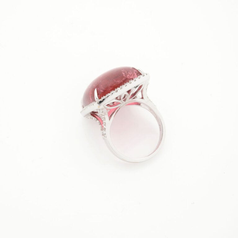 BAGUE en or gris (750‰) serti d'un important cabochon de rubellite (tourmaline…