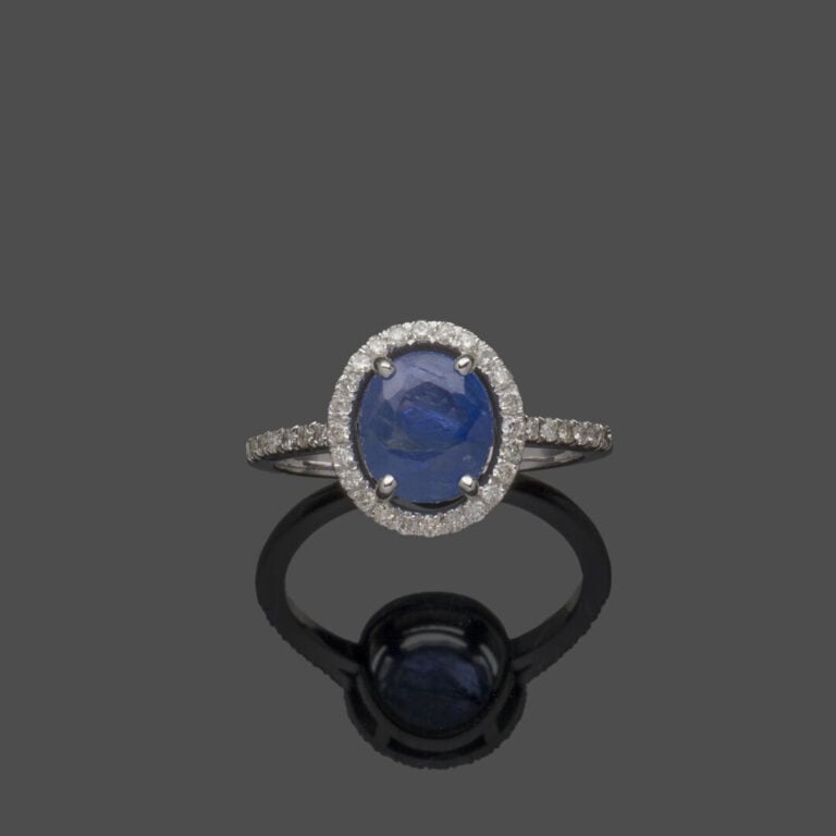 BAGUE en or gris (750‰) serti d'un saphir pesant 2,04 carats NON CHAUFFE, entou…