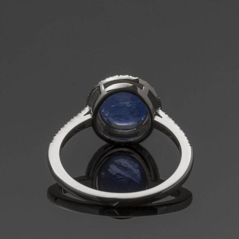 BAGUE en or gris (750‰) serti d'un saphir pesant 2,04 carats NON CHAUFFE, entou…