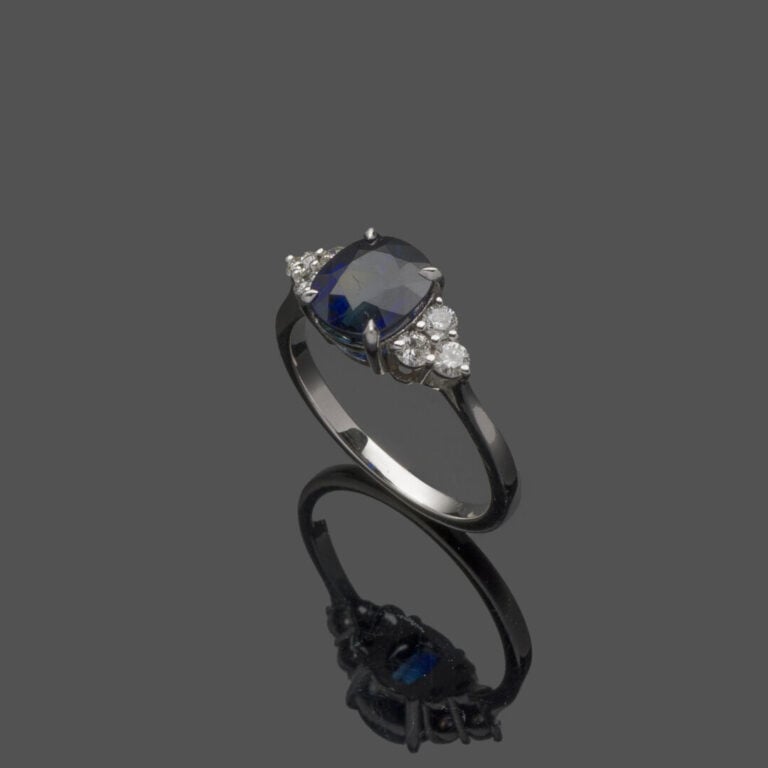BAGUE en or gris (750‰) serti d'un saphir pesant 2,428 carats NON CHAUFFE, épau…