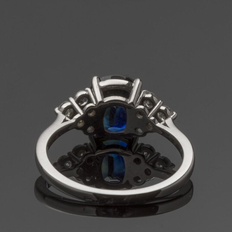 BAGUE en or gris (750‰) serti d'un saphir pesant 2,428 carats NON CHAUFFE, épau…