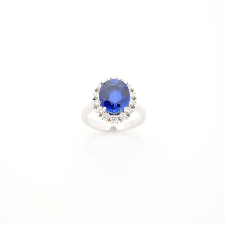 BAGUE en or gris (750‰) serti d'un saphir pesant 4,95 cts, dans un entourage de…