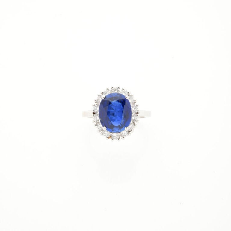 BAGUE en or gris (750‰) serti d'un saphir pesant 4,95 cts, dans un entourage de…