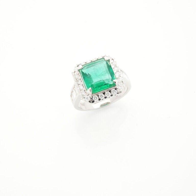 BAGUE en or gris (750‰) serti d'une émeraude octogonale pesant 4,57 cts, entour…