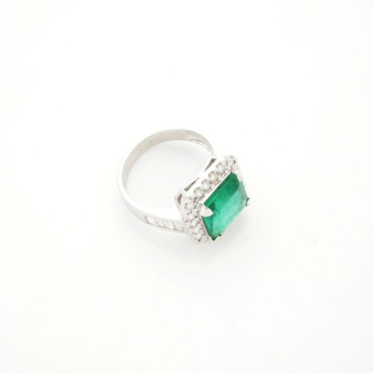 BAGUE en or gris (750‰) serti d'une émeraude octogonale pesant 4,57 cts, entour…