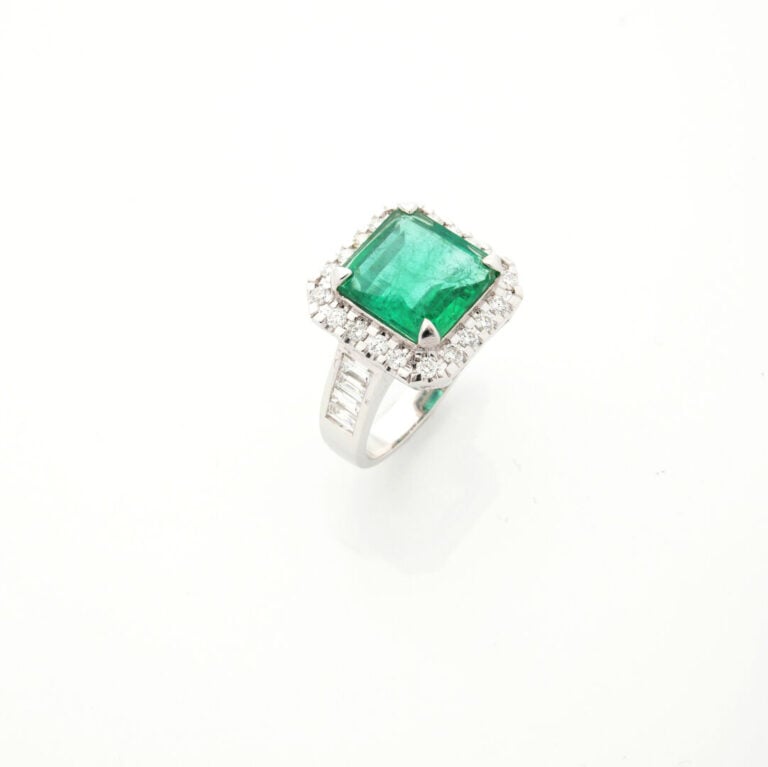 BAGUE en or gris (750‰) serti d'une émeraude octogonale pesant 4,57 cts, entour…