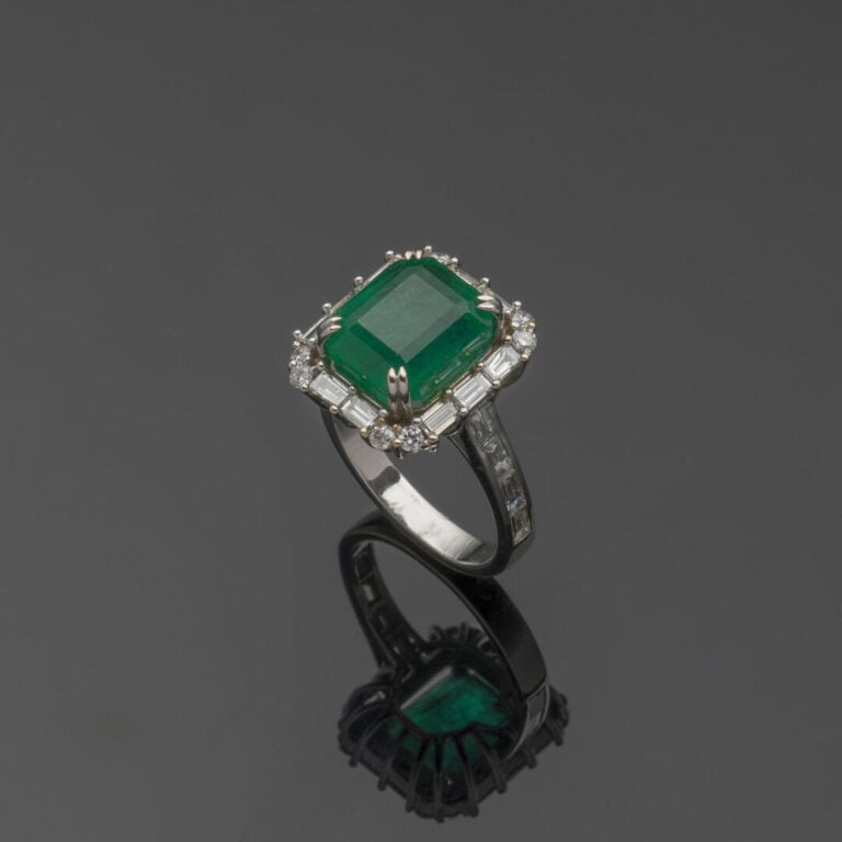 BAGUE en or gris (750‰) serti d'une émeraude rectangulaire taillée à degrés ent…