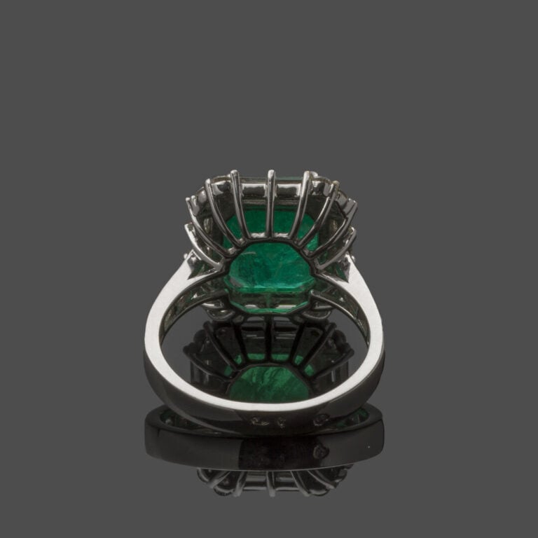 BAGUE en or gris (750‰) serti d'une émeraude rectangulaire taillée à degrés ent…