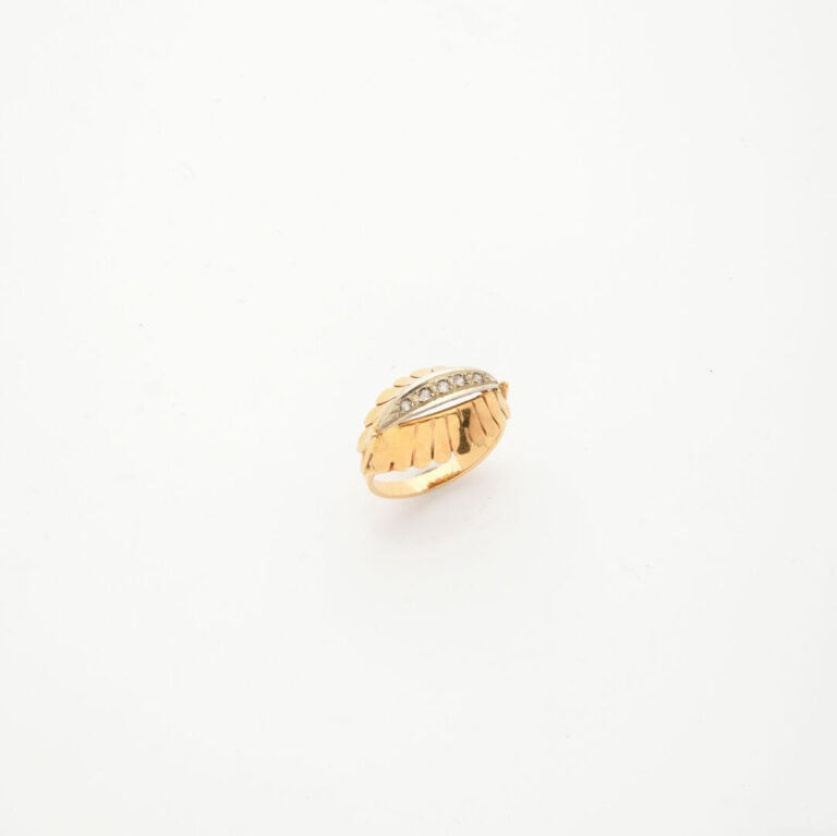 Bague en or jaune (750) à motif bombé centré d'une ligne de pierres blanches fa…