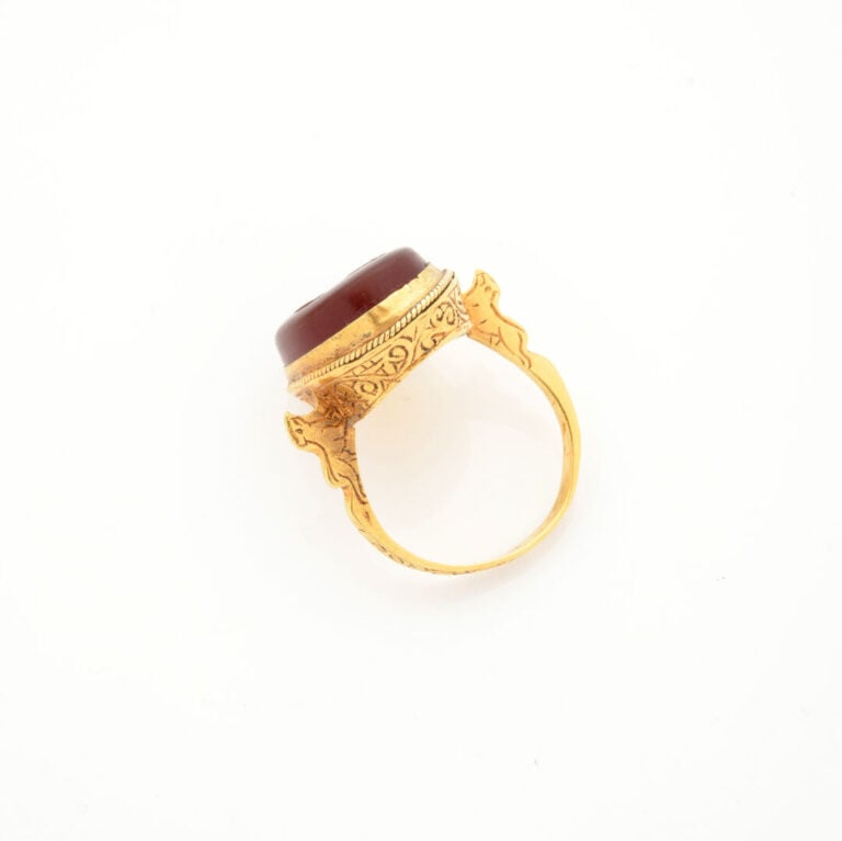 BAGUE en or jaune (750‰) orné d'une intaille à décor de profil d'homme dans le…