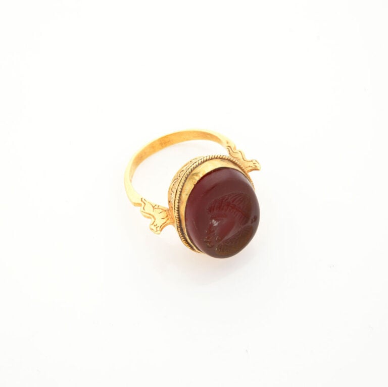BAGUE en or jaune (750‰) orné d'une intaille à décor de profil d'homme dans le…