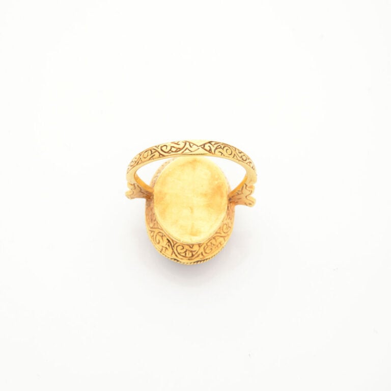 BAGUE en or jaune (750‰) orné d'une intaille à décor de profil d'homme dans le…