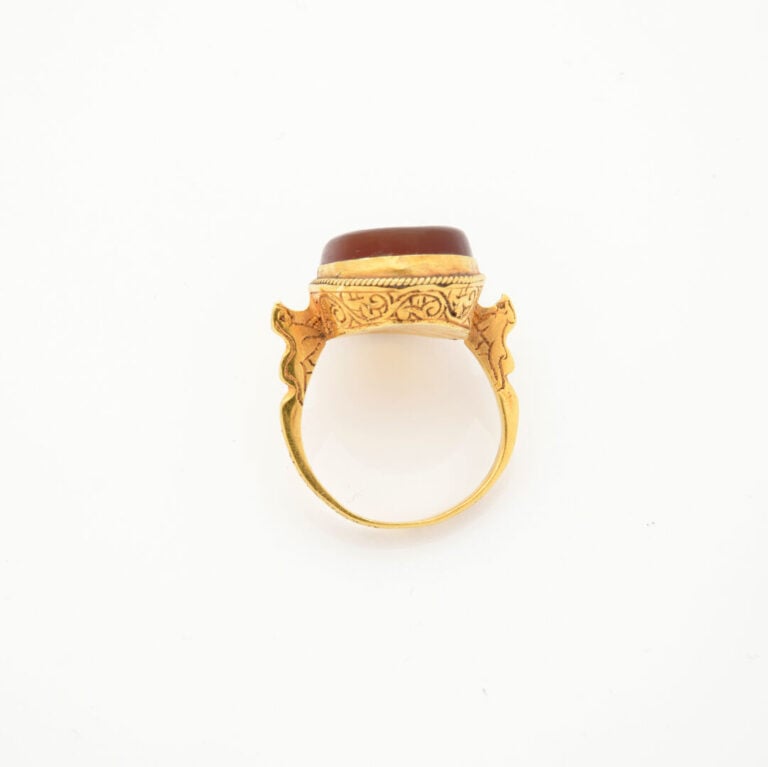 BAGUE en or jaune (750‰) orné d'une intaille à décor de profil d'homme dans le…