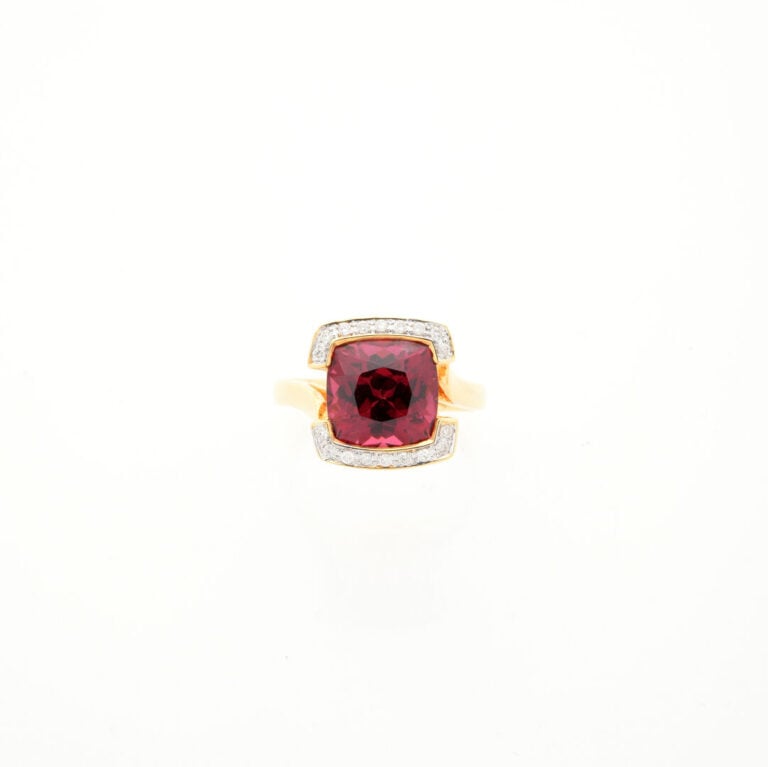 BAGUE en or jaune (750‰) serti d'un grenat rhodolite pesant 4,77 cts, de forme…