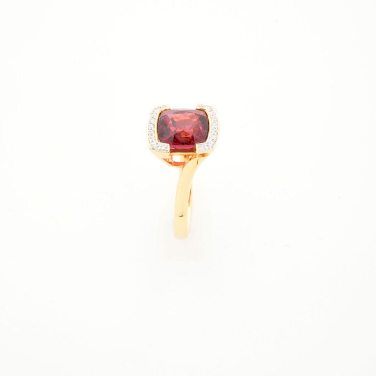 BAGUE en or jaune (750‰) serti d'un grenat rhodolite pesant 4,77 cts, de forme…