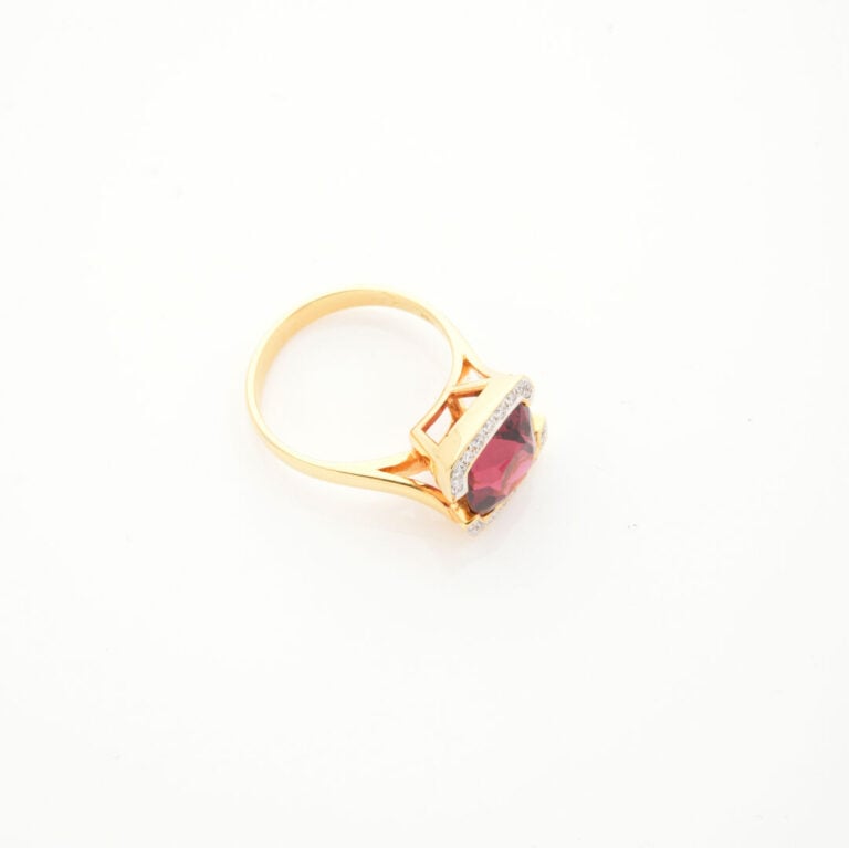 BAGUE en or jaune (750‰) serti d'un grenat rhodolite pesant 4,77 cts, de forme…