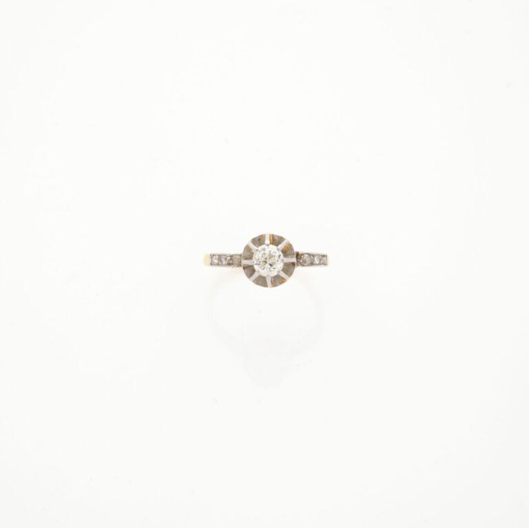 BAGUE en or jaune et or gris (750‰) serti d'un diamant taille ancienne épaulé d…