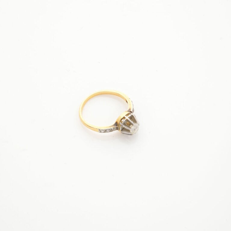 BAGUE en or jaune et or gris (750‰) serti d'un diamant taille ancienne épaulé d…
