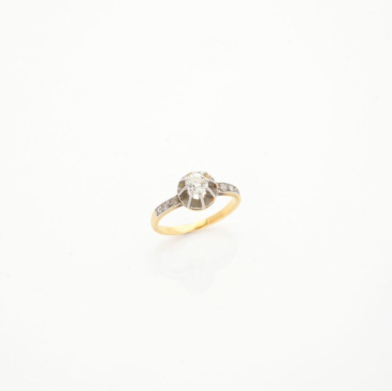 BAGUE en or jaune et or gris (750‰) serti d'un diamant taille ancienne épaulé d…