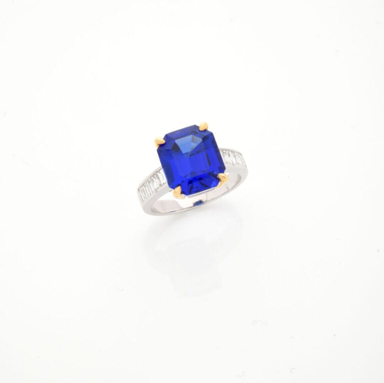 BAGUE en or jaune et or gris (750‰) serti d'une tanzanite pesant 7,11 cts, épau…