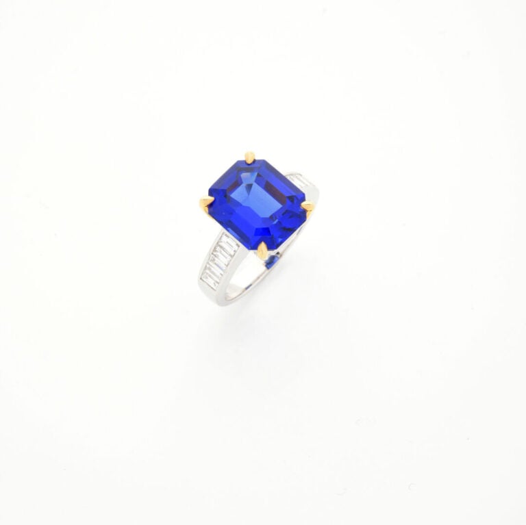 BAGUE en or jaune et or gris (750‰) serti d'une tanzanite pesant 7,11 cts, épau…