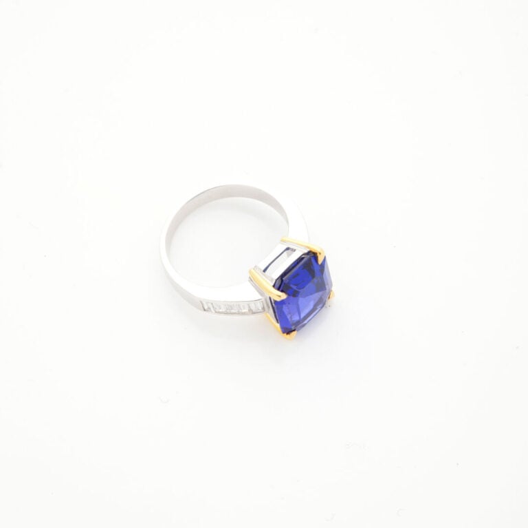 BAGUE en or jaune et or gris (750‰) serti d'une tanzanite pesant 7,11 cts, épau…