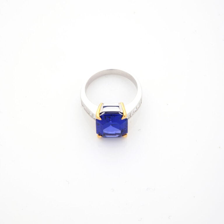 BAGUE en or jaune et or gris (750‰) serti d'une tanzanite pesant 7,11 cts, épau…
