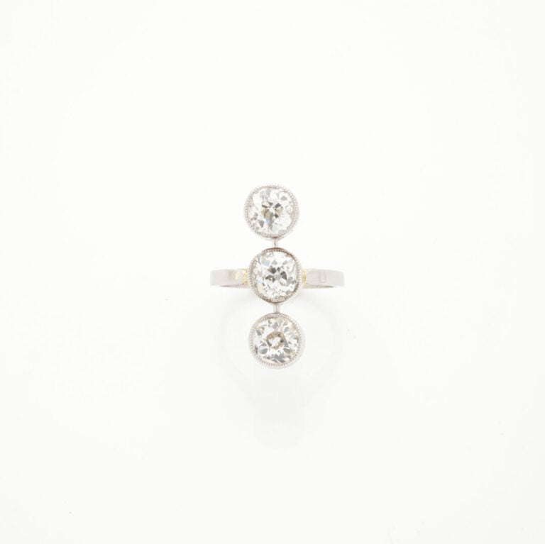 BAGUE en platine (950‰) composé de trois diamants taille ancienne en serti clos…