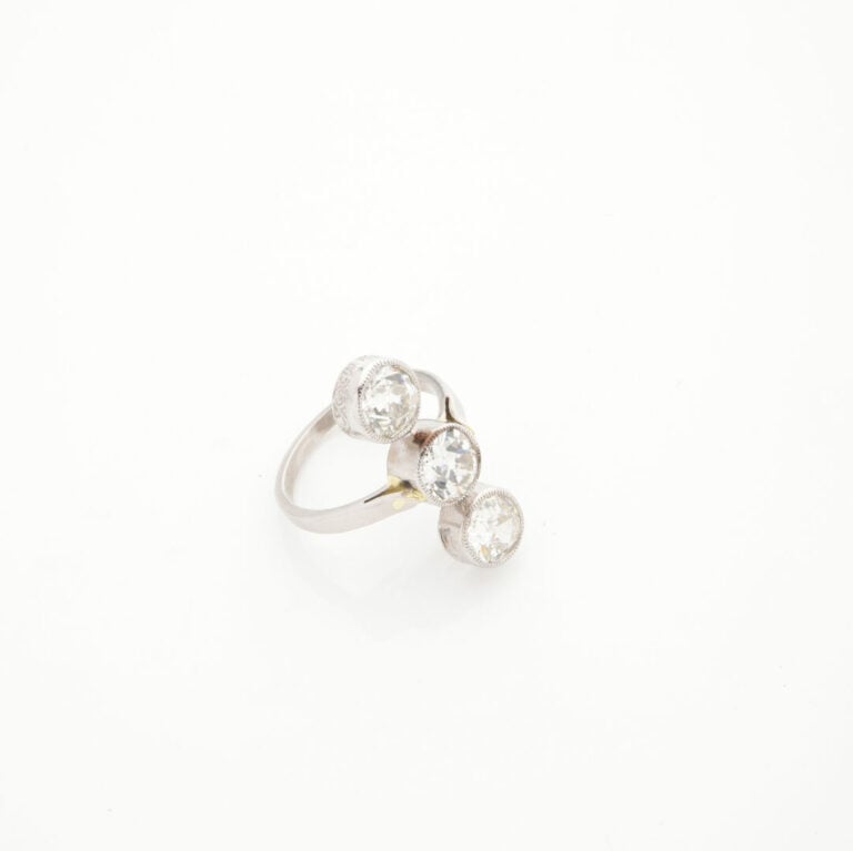 BAGUE en platine (950‰) composé de trois diamants taille ancienne en serti clos…