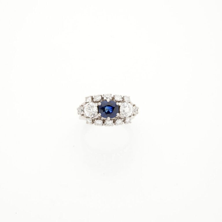 BAGUE en platine (950‰) et or gris (750%) ajouré, serti d'un saphir ovale épaul…
