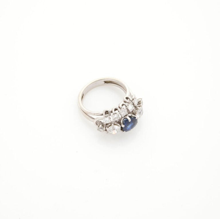 BAGUE en platine (950‰) et or gris (750%) ajouré, serti d'un saphir ovale épaul…