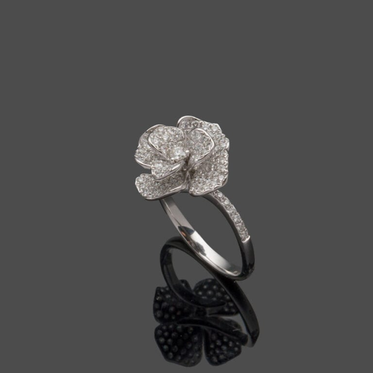 BAGUE "fleur" en or gris (750‰) pavé de diamants taille brillant. - Doigt: 53.…